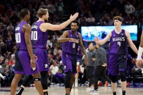 洛杉矶湖人NBA战胜萨克拉门托国王詹姆斯关键上篮